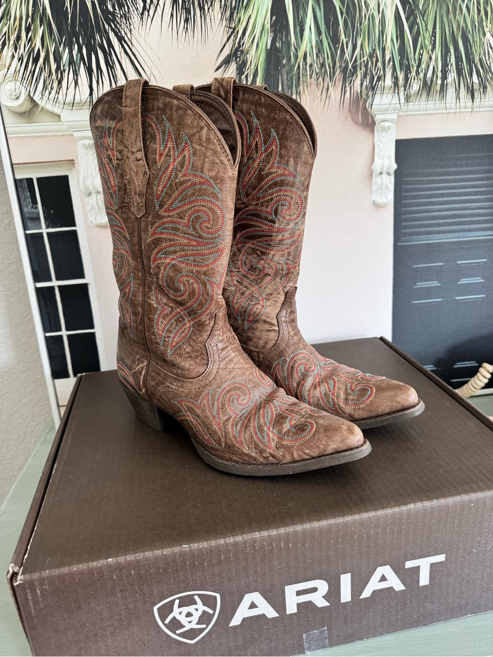 Ariat Brown Western Embroidered Cowgirl Boots like new size 7